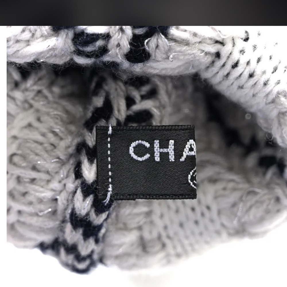 *Beautiful* Chanel - Navy & Grey Cashmere CC
Cable Knit - Fingerless Gloves - Picture 3 of 6